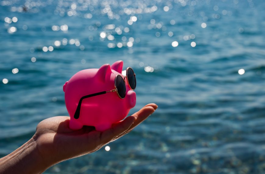 How to Save Money While Traveling