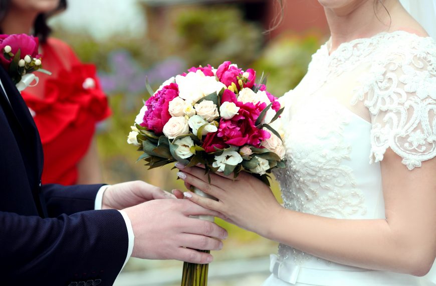 How To Save Money on Wedding Flowers